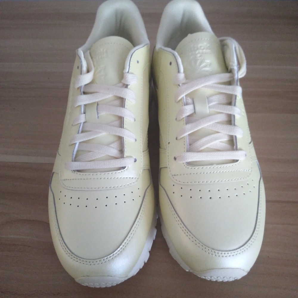 New Women Reeboks